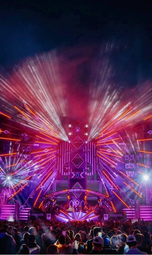 Providing mobile radio systems and technical expertise worldwide — from cycling championships in Africa to large European city festivals.